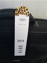 Utilisation pour les consignes de bagages dans les hôtels, restaurants...
Une papillon détachable est remis au client avec un numéro permettant d'éviter les inversions de bagage (cf visuels)
Papier indéchirable et résistant à l'humidité (synthétique)
Format 4 x 29 cm
Impression recto/verso avec double numérotation et perforation (papillon détachable)

Tarif HT - Frais de port inclus dans le prix
Délai de fabrication et de livraison : 8-10 jours ouvrés aprés validation des BAT